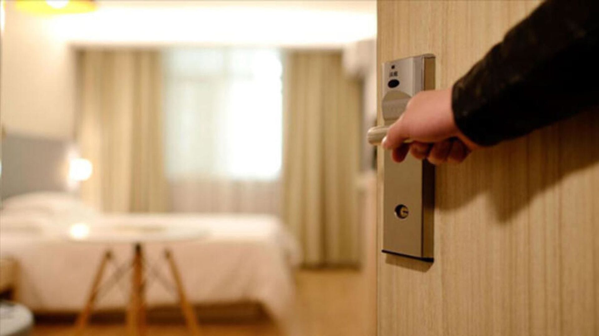 Hotel's Unjust Behavior Due to Discrimination: 10,000 TL Compensation for Two Men Hotel's Unjust Behavior Due to Discrimination: 10,000 TL Compensation for Two Men