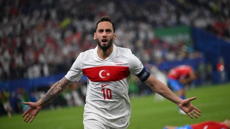 Hakan Çalhanoğlu: Milletimize Yürekten Özür Diliyoruz