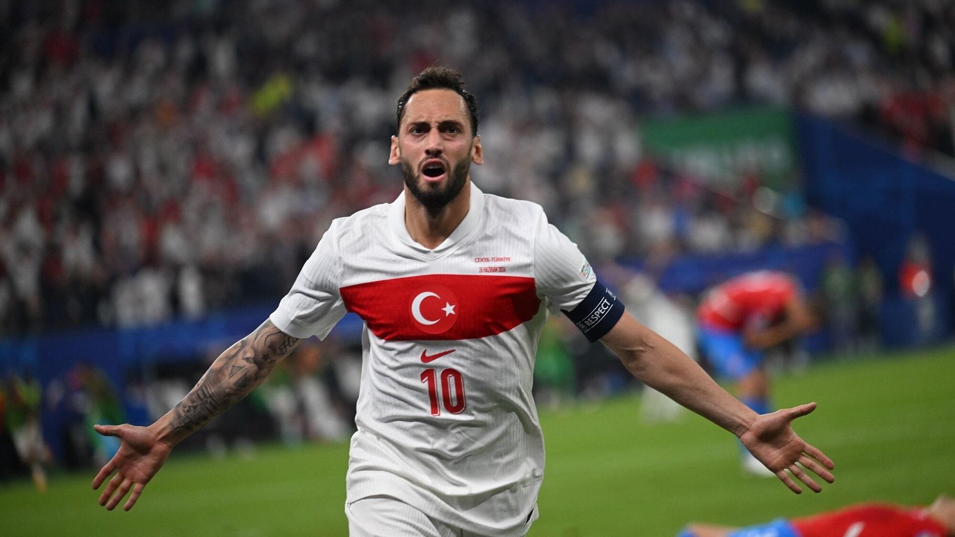 Hakan Çalhanoğlu: Milletimize Yürekten Özür Diliyoruz