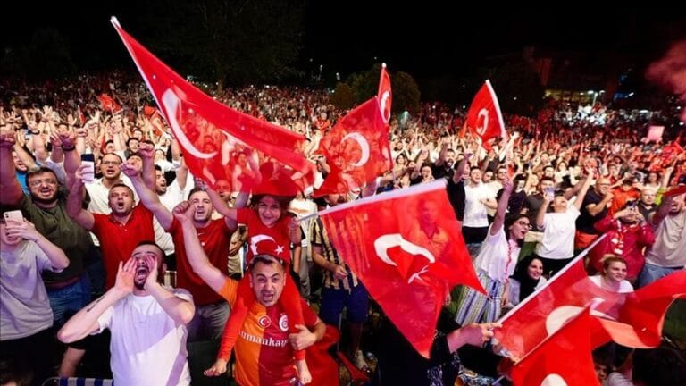 YKS Sınavına Dikkat: Meydanlardaki Maç Yayını iptal Edildi