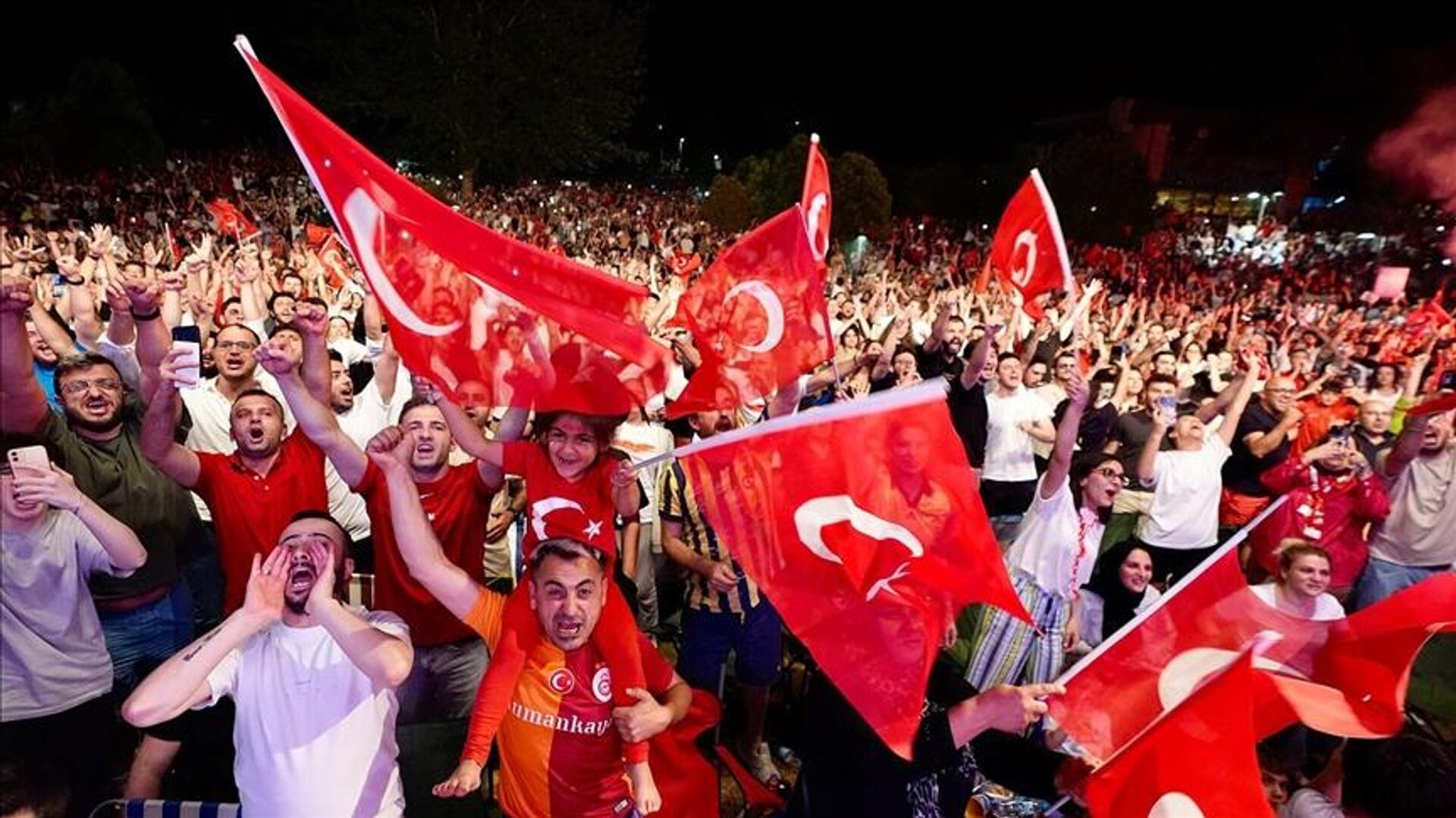 YKS Sınavına Dikkat: Meydanlardaki Maç Yayını iptal Edildi