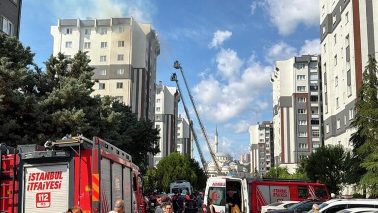 Küçükçekmece’de Yangın: 10 Kişi Hastaneye Kaldırıldı