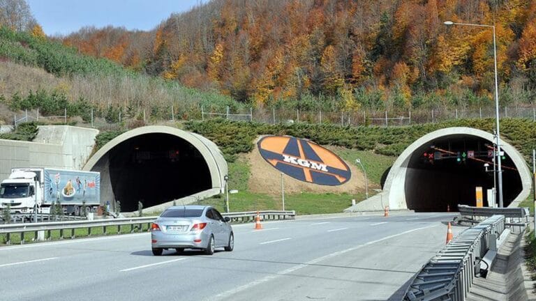 Bolu Dağı’nda Askeri Mühimmat Taşıyan TIR Devrildi: D-100’de Ulaşım Kapatıldı