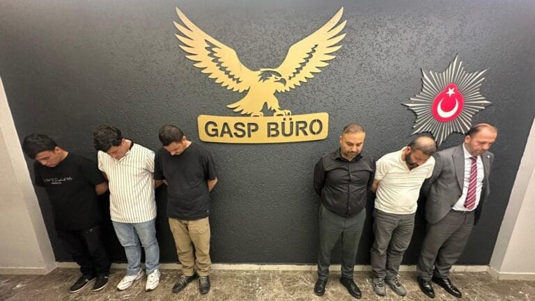 AVM’de Denetim Yaptığı Görüntülerle Gündem Olan Şüpheliler Gözaltına Alındı