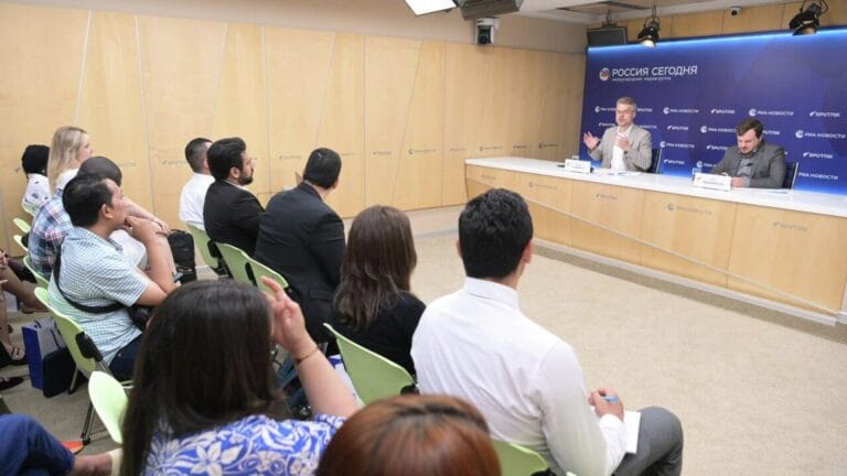 Moskova’da Üç Kıtadan Genç Gazetecilere Yapay Zeka Eğitimi