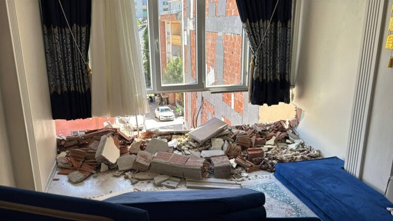 Building Collapse in Esenyurt Causes Panic, No Casualties Reported