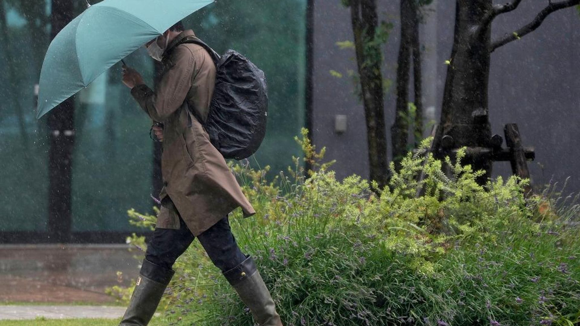Japonya ve Tayvan’da Alarm Durumu: İki Tayfunun Etkisi Artıyor