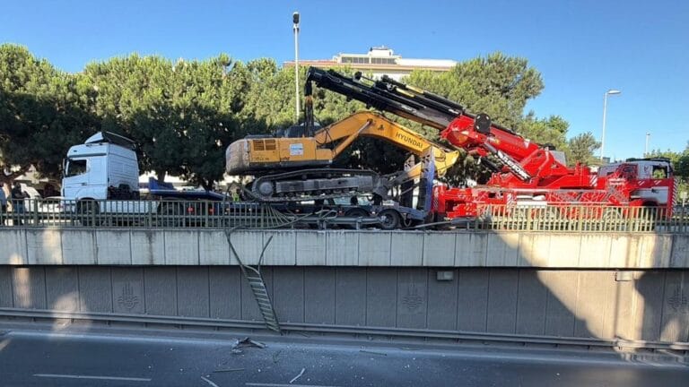 TIR’ın Üzerinden Düşen Ekskavatör Korkuluklarda Asılı Kaldı