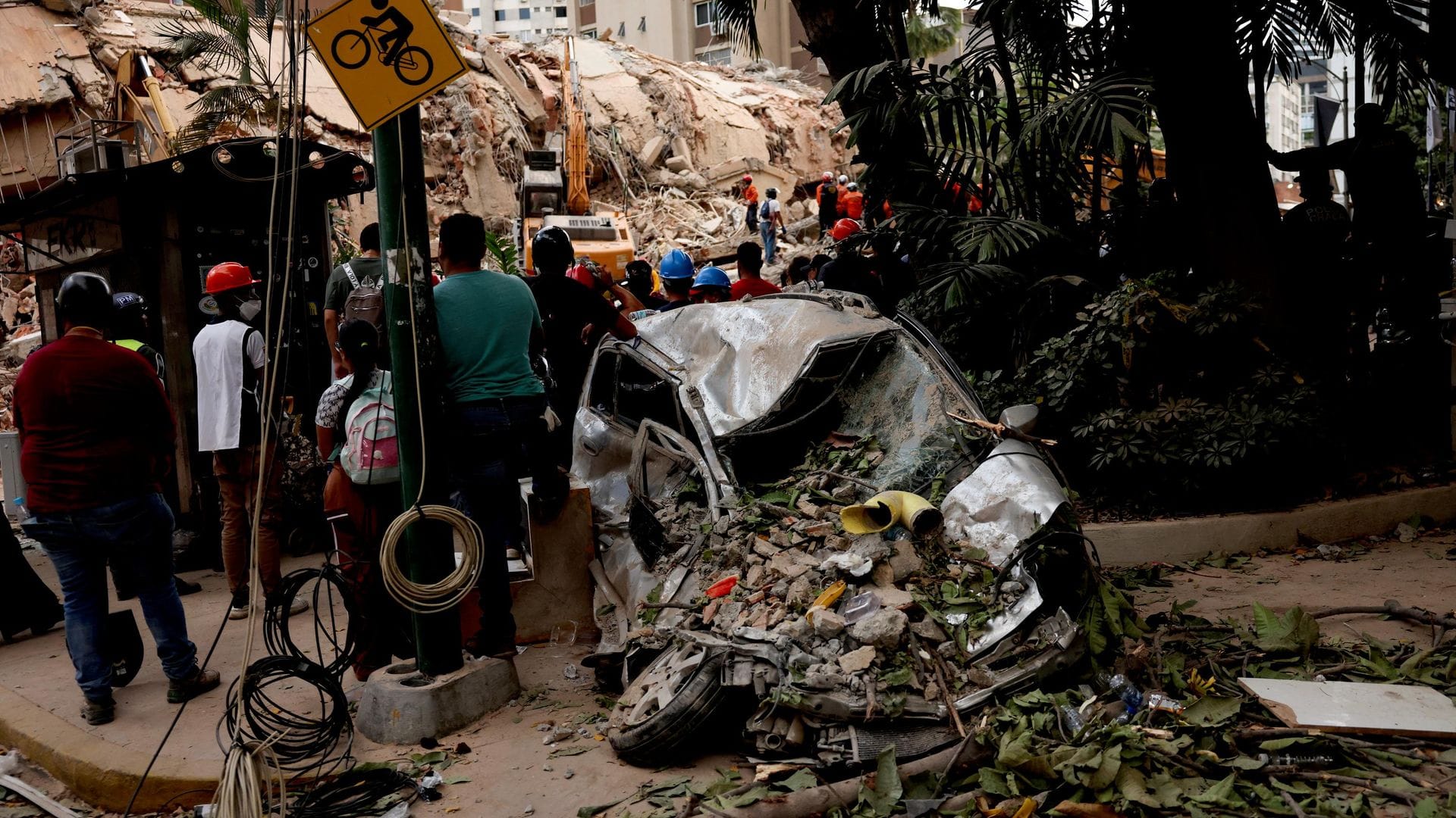Venezuela’da Deprem Felaketi: Ölü Sayısı 235, Zamanla Yarış Sürerken Venezuela’da Deprem Felaketi: Ölü Sayısı 235, Zamanla Yarış Sürerken