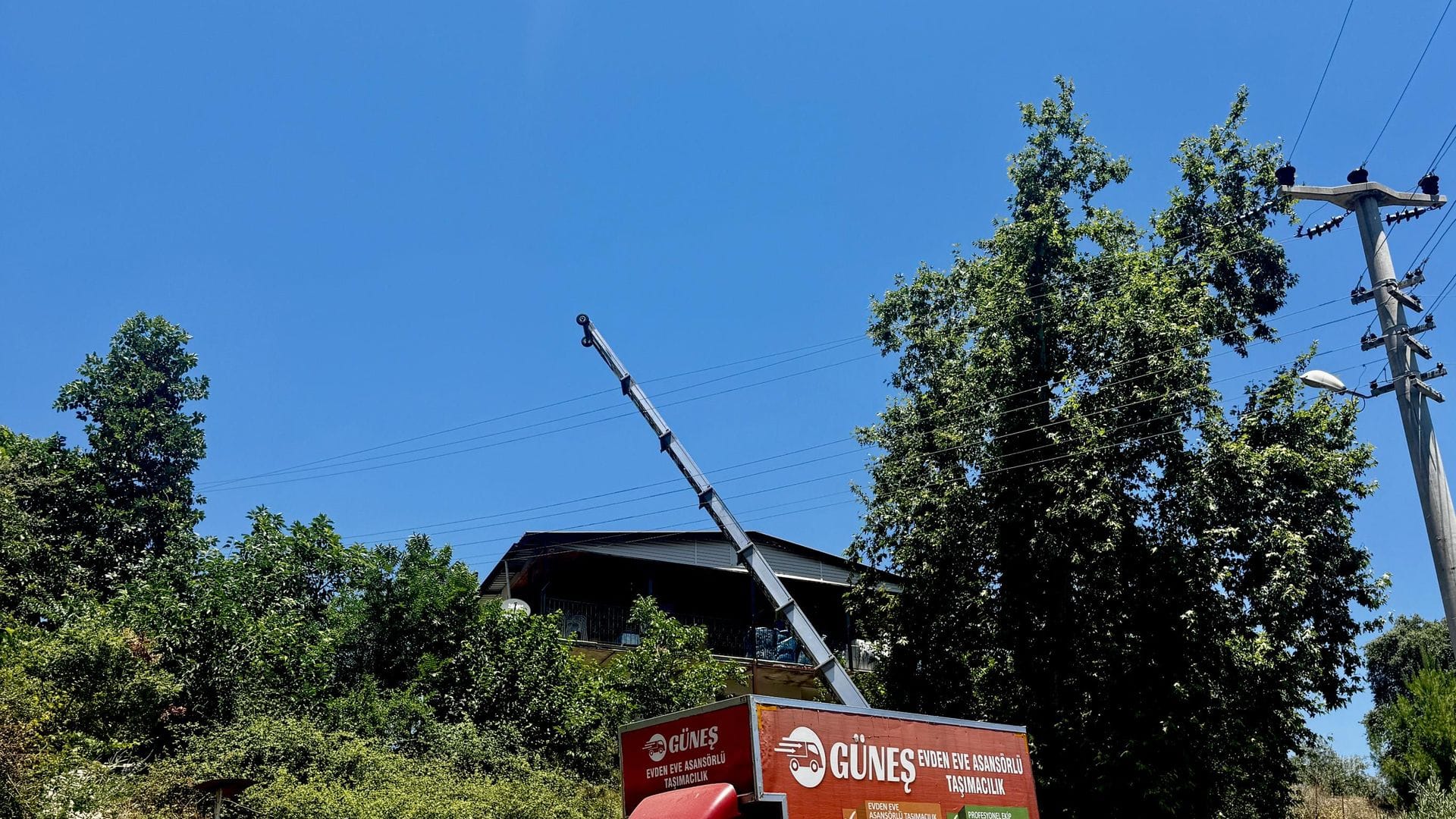 Antalya’da Yük Asansörünün Elektrik Tellerine Teması: 2 İşçi Hayatını Kaybetti