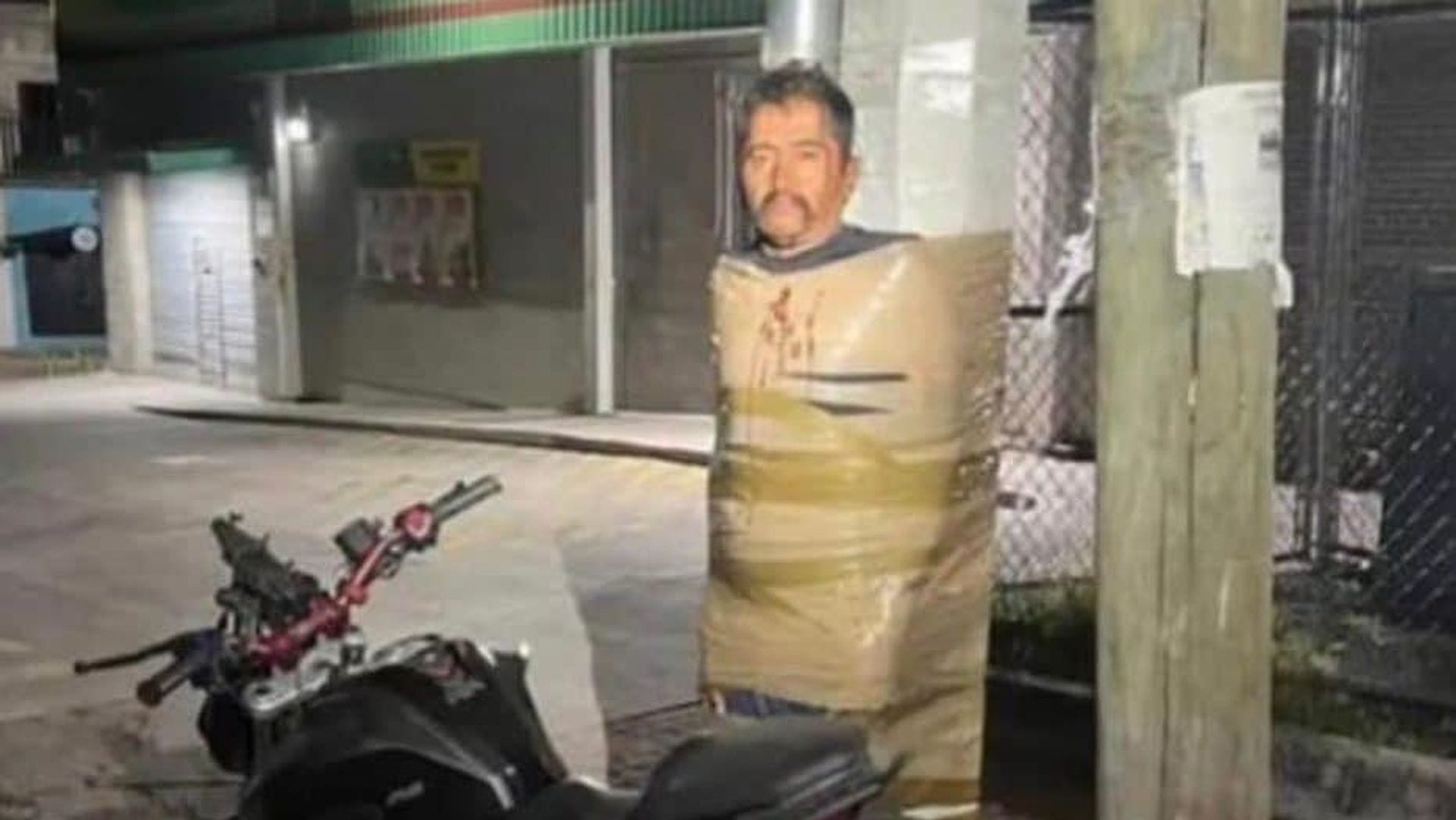Meksika’da ‘Hırsız Avcısı’: Direklere Bağlayan Kimliği Belirsiz Kişi