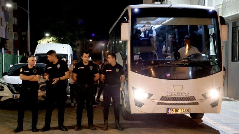 Seferihisar Belediye Başkanı İsmail Yetişkin Rüşvet Soruşturmasında Tutuklandı