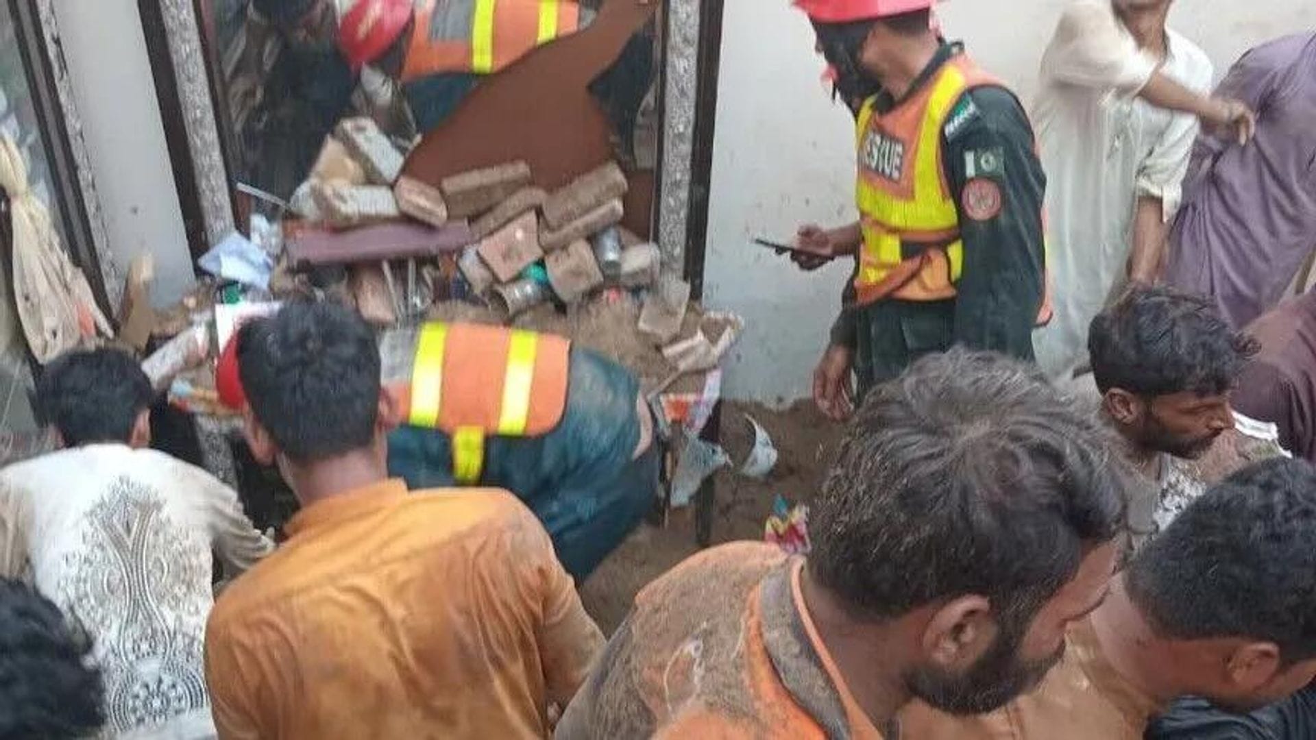 Lahor’da Etüt Merkezi Çatısı Çöktü: 14 Öğrenci Hayatını Kaybetti
