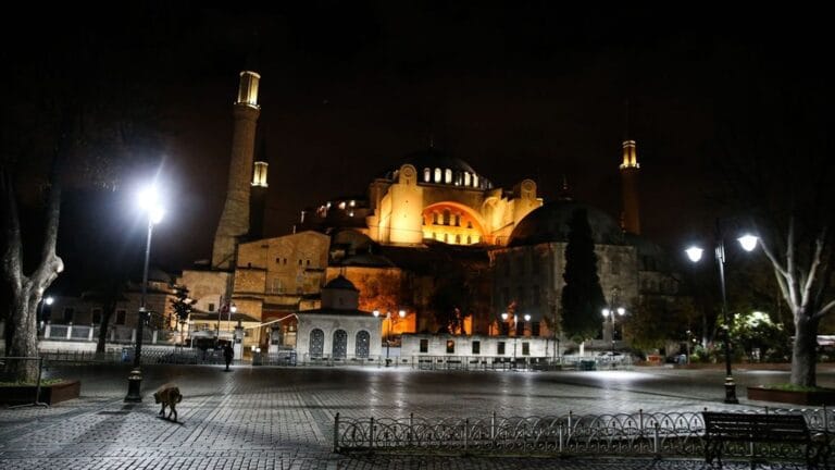 Ayasofya’da İncil Okuyan İki Turist Gözaltına Alındı