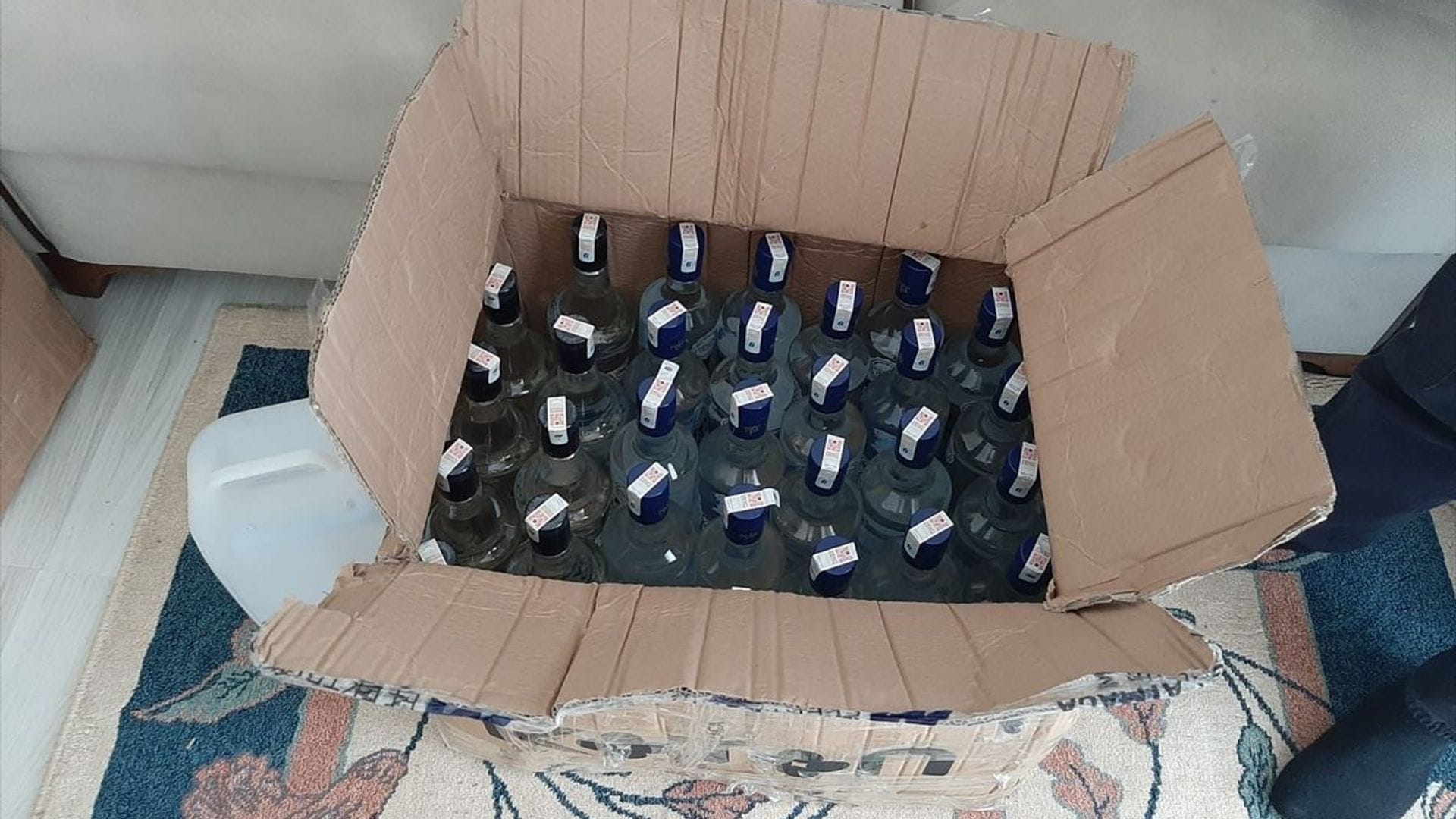 Denizde Kaçak İçki Operasyonu: 8 Bin 600 Şişe ve 502 Litre Etil Alkol Ele Geçirildi