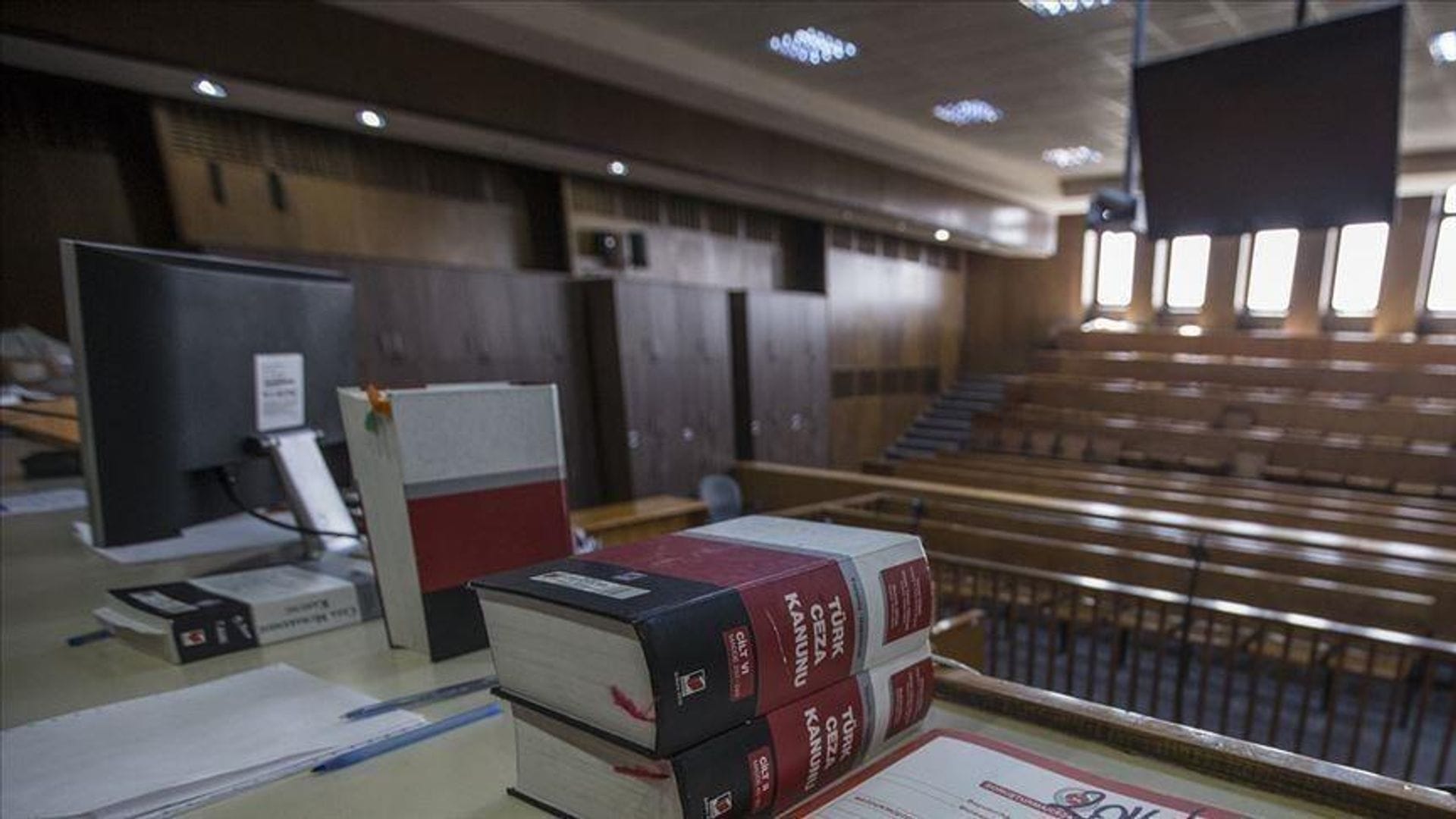 İzmir’de Rüşvet Skandalı: İcra Müdür Yardımcısı ve Katibe Hapis Cezası