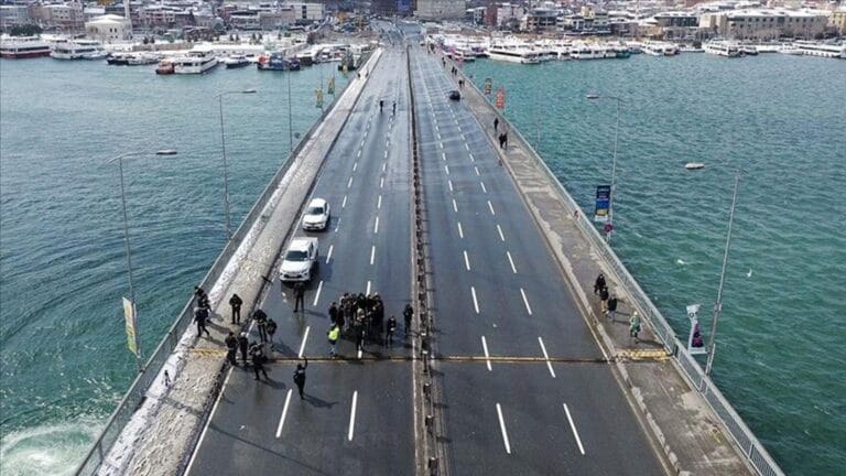Haliç’te Korkutan An: Köprüye Temas Eden Teknedeki Görevli Denizde Kayboldu