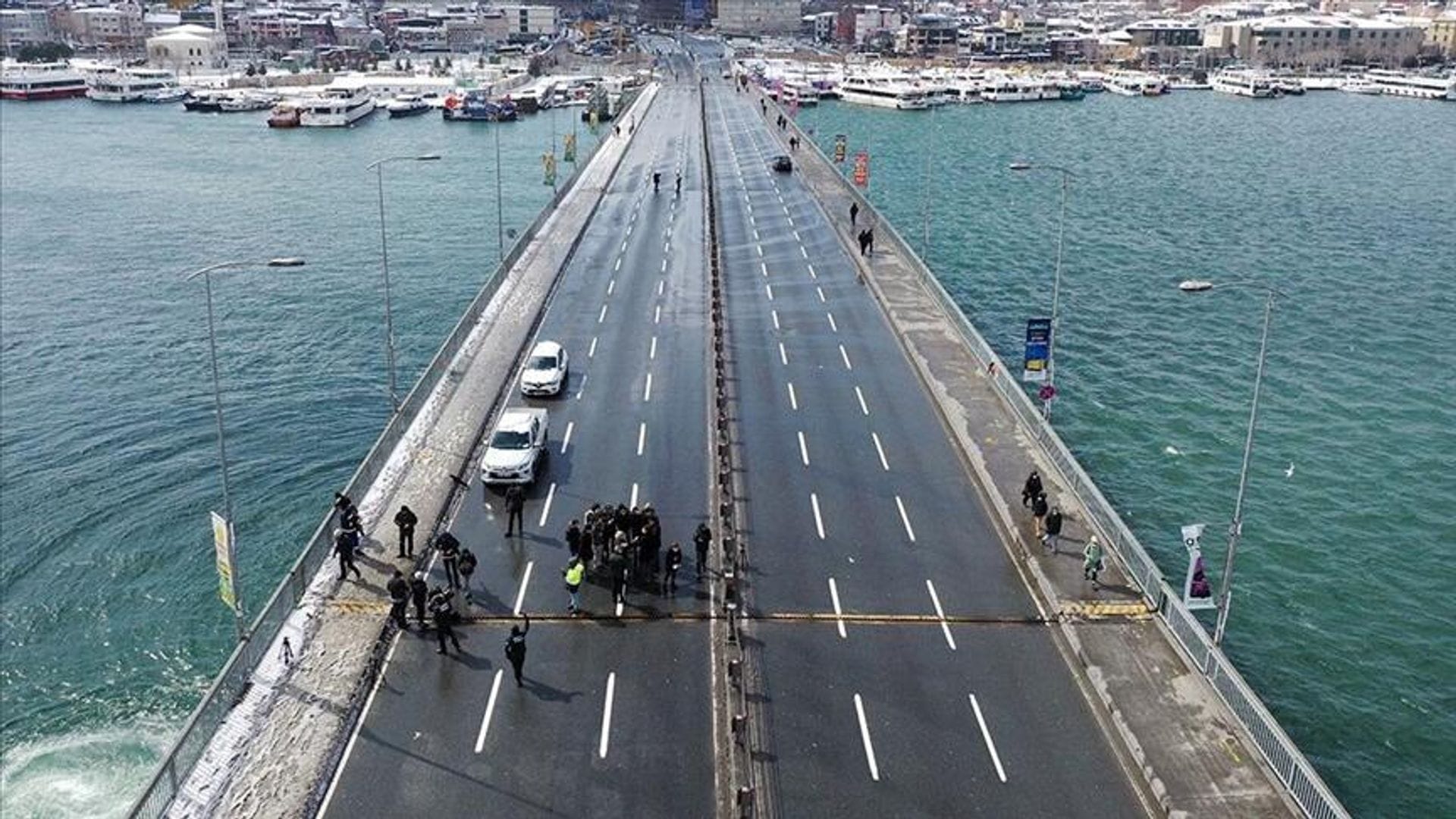 Haliç’te Korkutan An: Köprüye Temas Eden Teknedeki Görevli Denizde Kayboldu