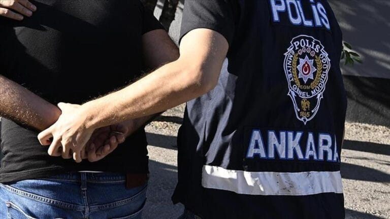 Sahilde Gençlere Kum Atan İşletmeci ve Arkadaşı Gözaltına Alındı