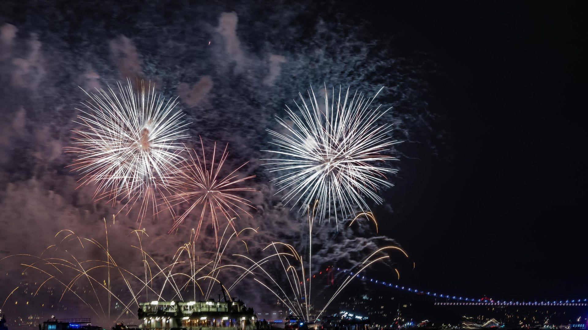 İstanbul Bans Fireworks and Torches to Prevent Forest Fires İstanbul Bans Fireworks and Torches to Prevent Forest Fires