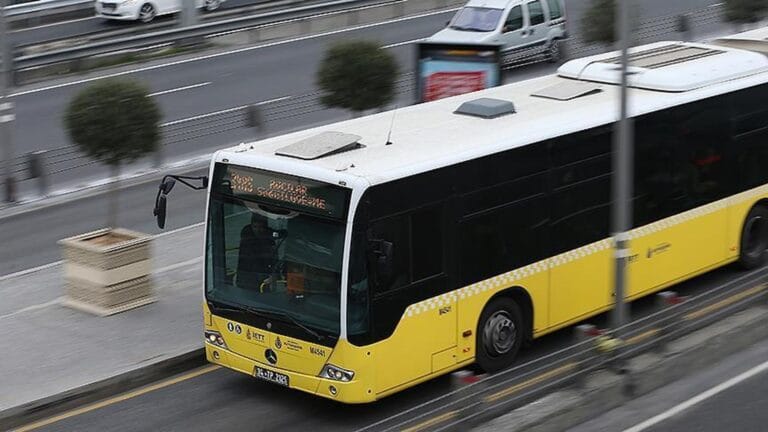 Ataşehir’de Seyir Halindeki Otobüs Alev Aldı