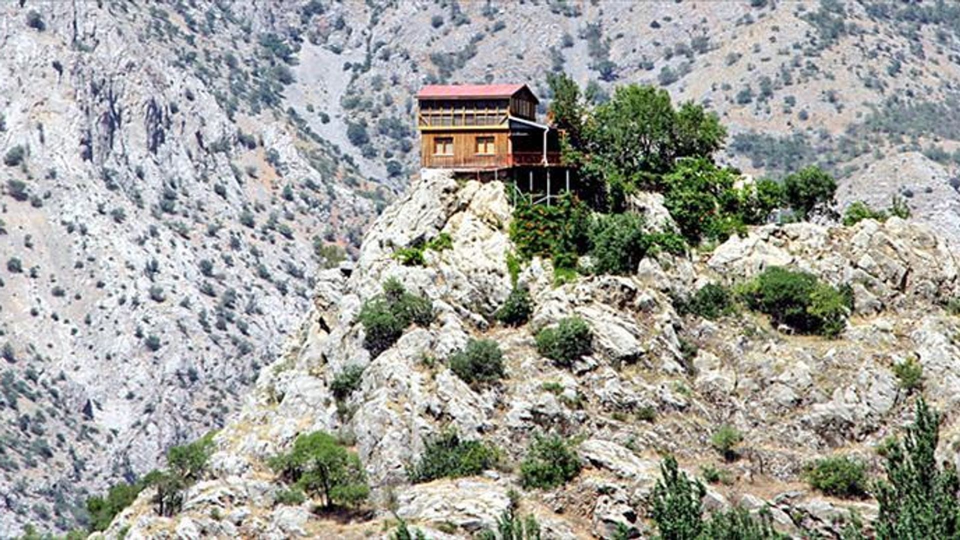 Erzincan’ın Kayalığının Üzerindeki Ünlü Ev Satışa Çıktı