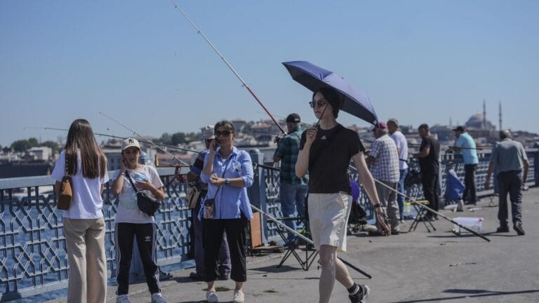 Ülke çapında sıcaklar devam ediyor: 3 bölgeye yerel sağanak uyarısı