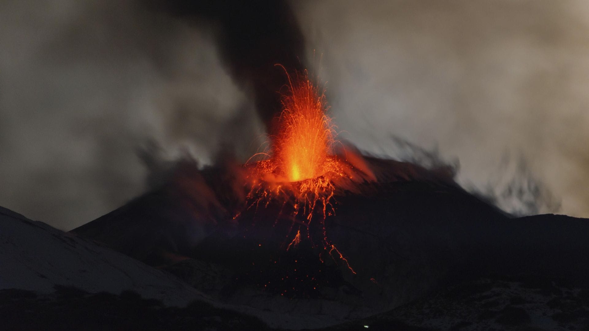 Hawaii’de Kilauea Yanardağı Tepkimeye Geçti: Lav Püskürmeleri ve Artan Havacılık Alarmı