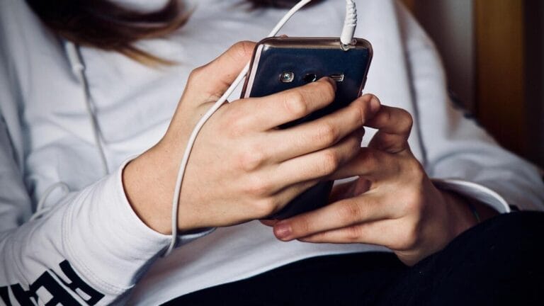 UK Proposes Midnight Social Media Lockout for Teenagers