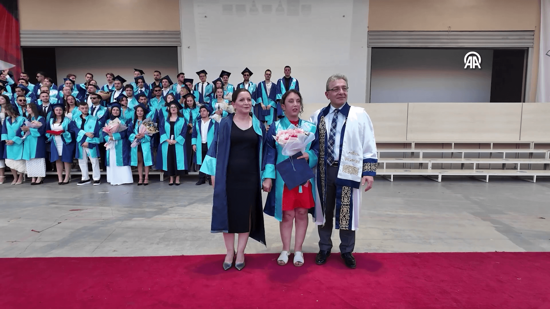 Görme Engelli Genç Kız Annesinin Desteğiyle Üniversiteden Mezun Oldu