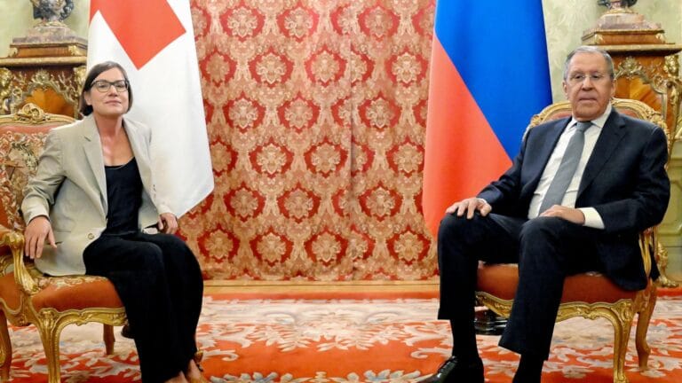 Lavrov: Batı, Kiev Rejimini Aklamak İçin Çaba Sarf Ediyor