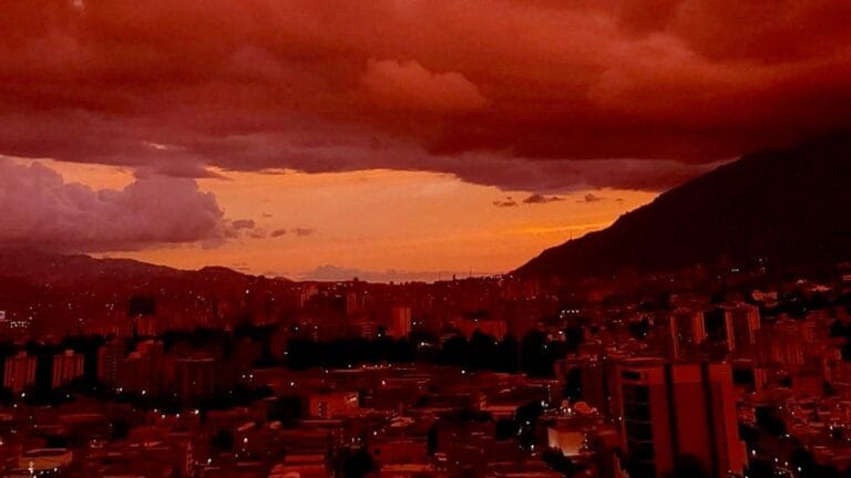 Venezuela’nın Başkenti Caracas’ta Gökyüzü Kırmızıya Dönüştü