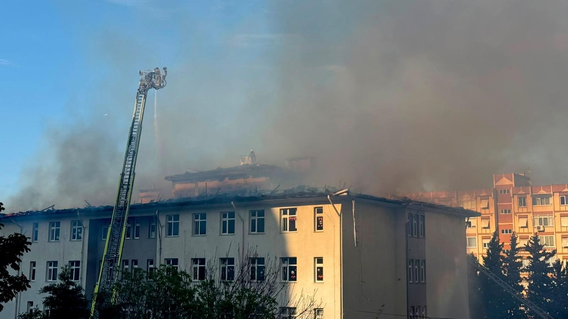 Beylikdüzü’ndeki Okulun Çatısında Yangın Çıktı