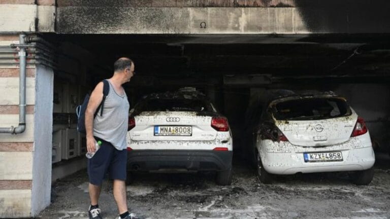 Selanik’te İktidar Partisine Yönelik Molotof Saldırıları: 1 Ölü, 4 Yaralı