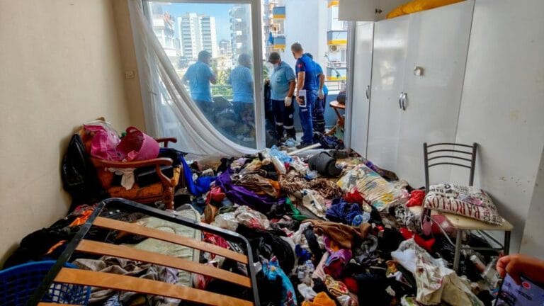 Mersin’de Çöp Deposu Haline Gelen Evden 5 Kamyon Atık Çıkartıldı