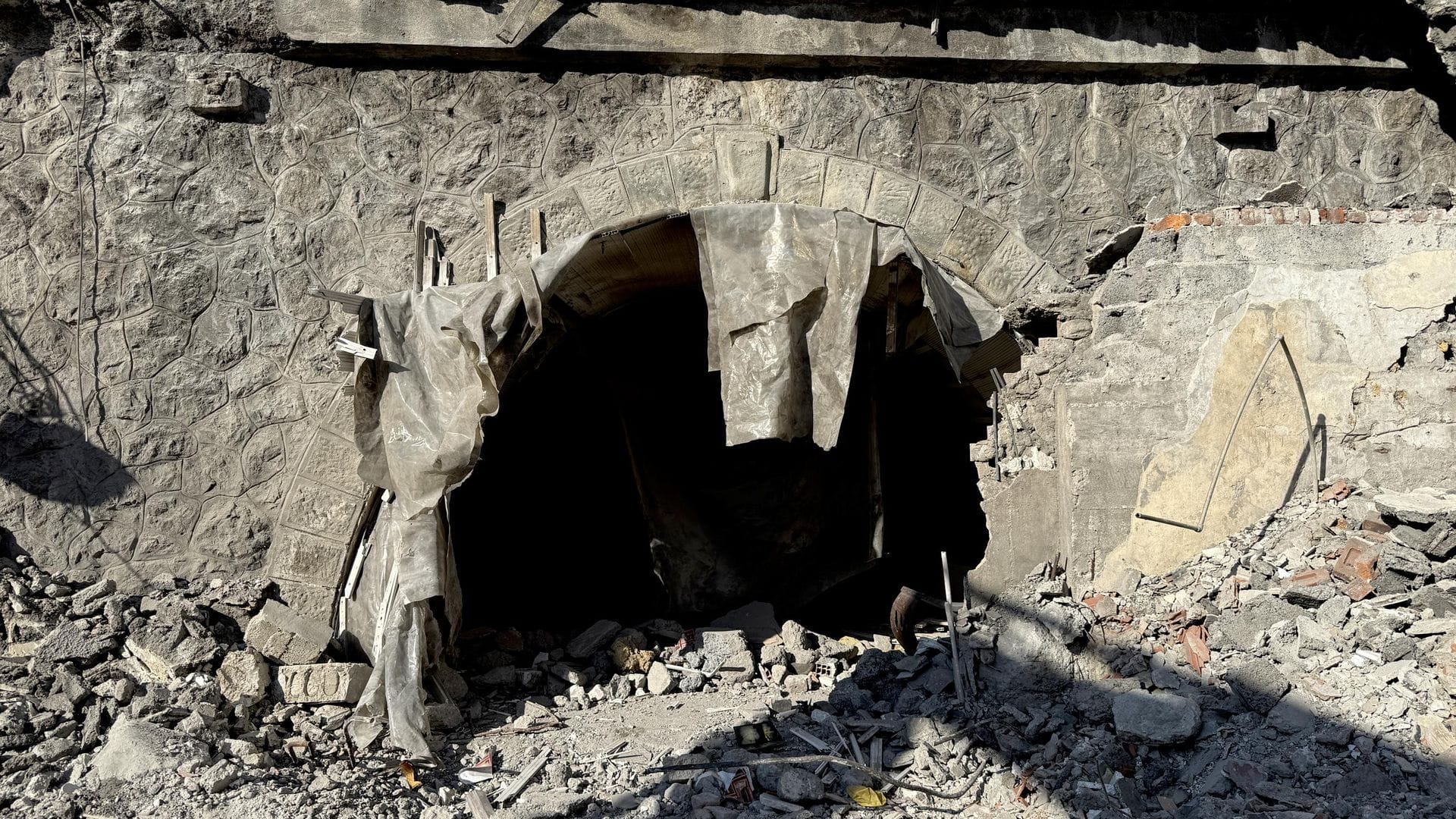 Zonguldak’ta Yıkılan İş Hanında Gizli Sığınak Keşfedildi