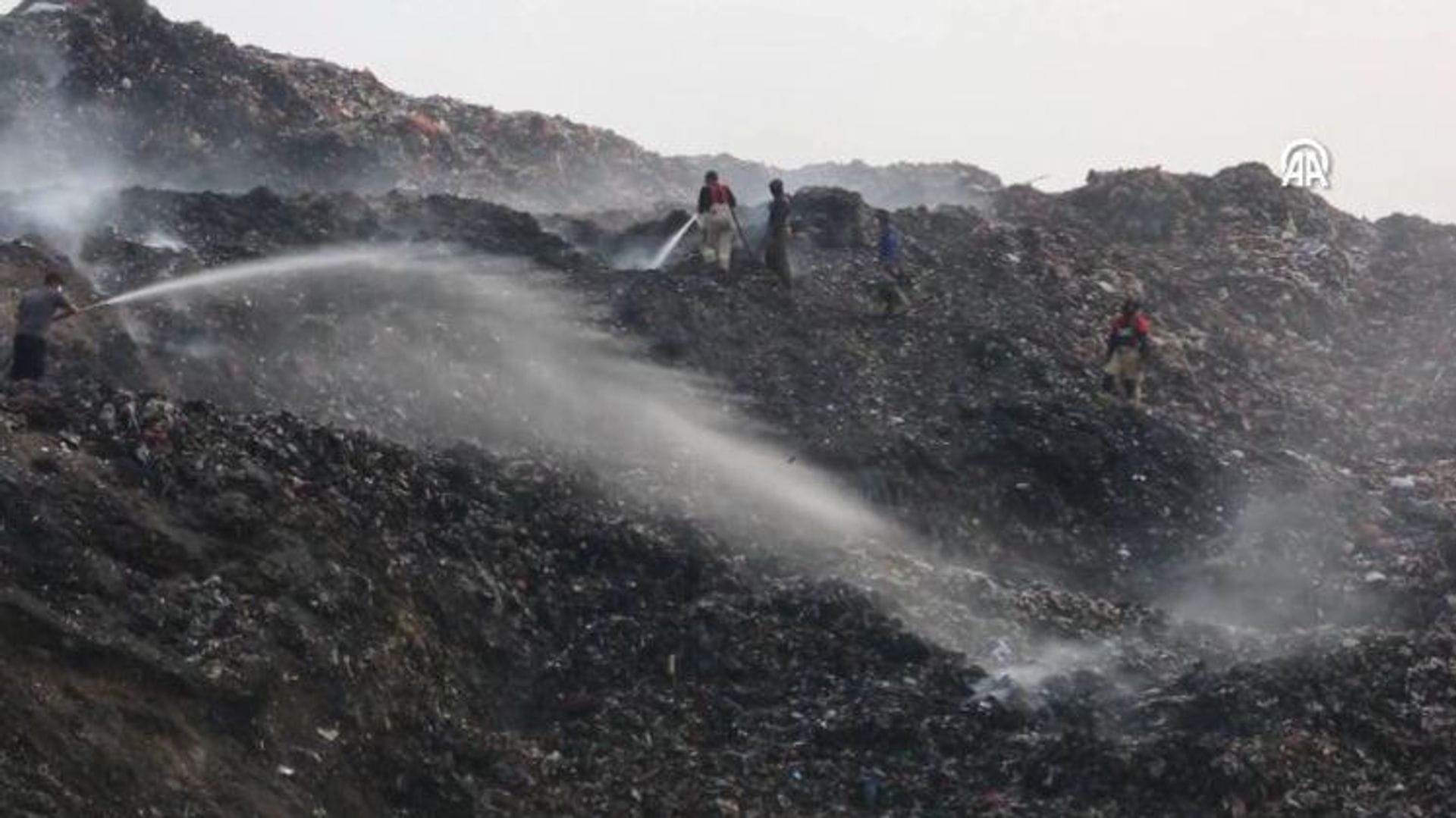 Endonezya’nın Banten Eyaletinde Çöp Deposunda Büyük Yangın