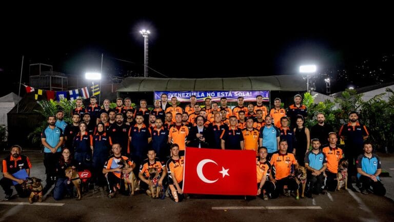 Türk Arama Kurtarma Ekiplerine ‘Venezuela Kahramanı’ Nişanı