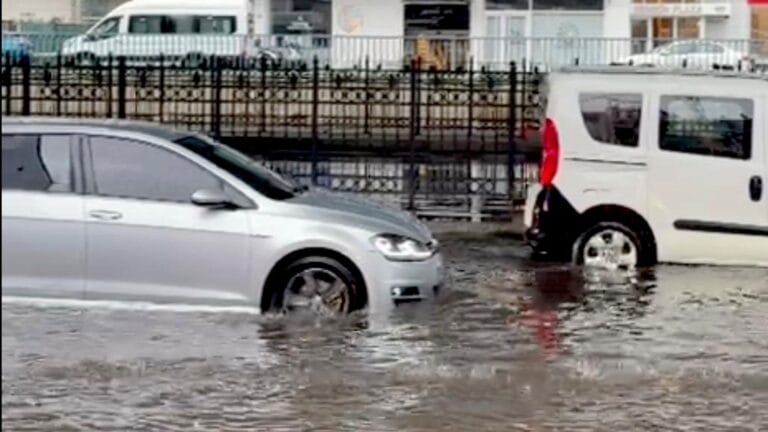 İstanbul’u Su Bastı: Yağışlı Hava Trafiği ve Hayatın Hareketini Durdurdu