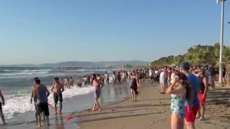 Kuşadası Plajında Dalgalara Kapılan 12 Kişiden 3’ü Hayatını Kaybetti