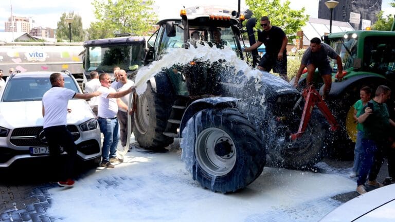 Kosova’da Süt Krizi: Üreticiler Bakanlığın Önünde Süt Döktü
