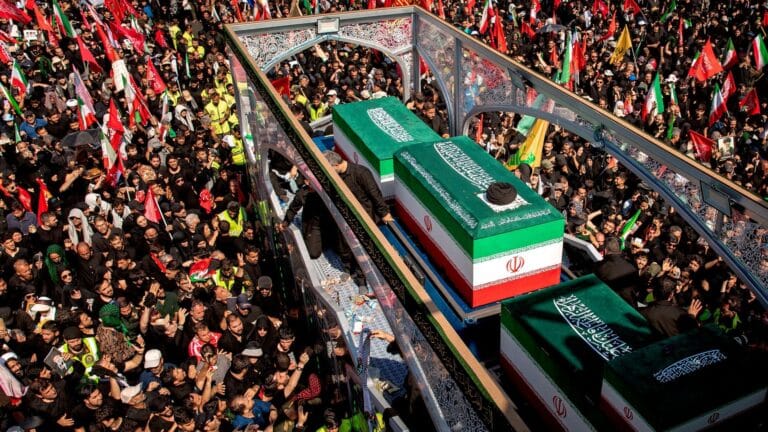 İran’ın Eski Lideri Hamaney’in Cenazesi Irak’a Ulaştı