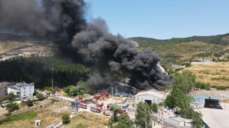 Kocaeli’de Boya Fabrikasında Büyük Yangın: 1 Ölü, 2 Yaralı