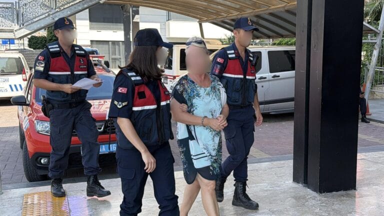 Alanya’da Haşema Giymenin Havuza Giriş Engeli Olması Sonucu Site Yöneticisi Tutuklandı