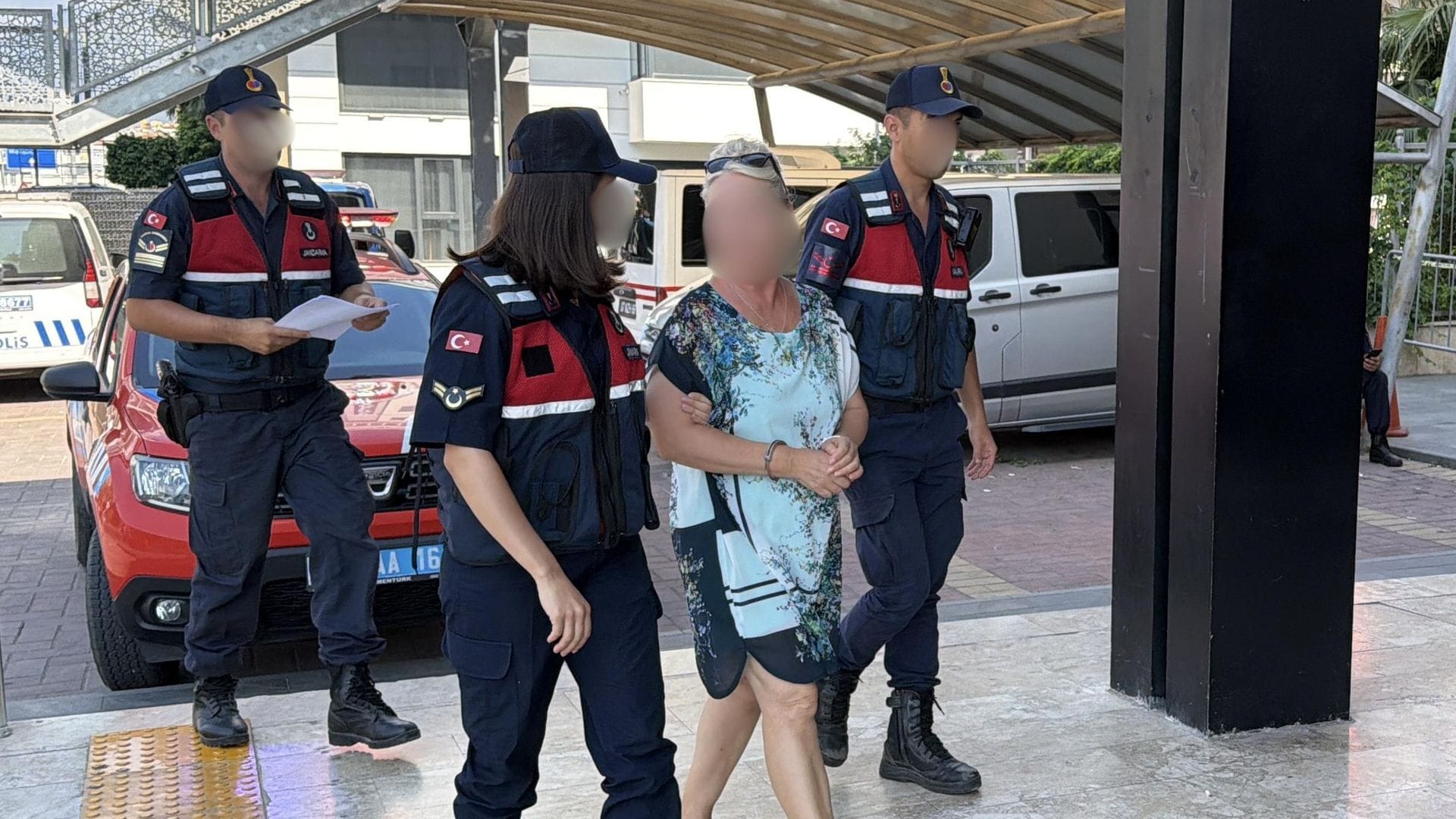 Alanya’da Haşema Giymenin Havuza Giriş Engeli Olması Sonucu Site Yöneticisi Tutuklandı