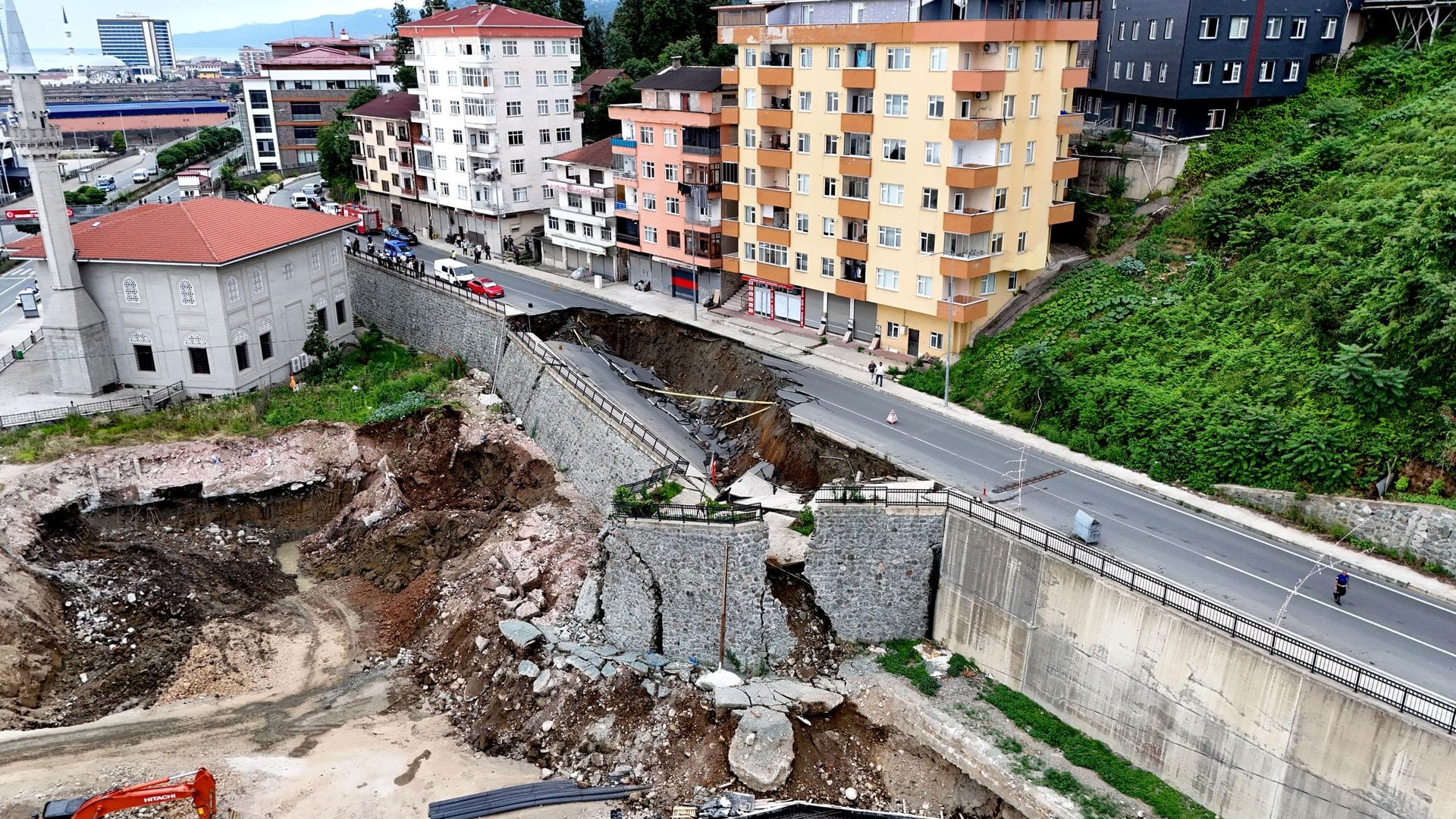 Road Collapses in Rize During Construction: Two Buildings Evacuated