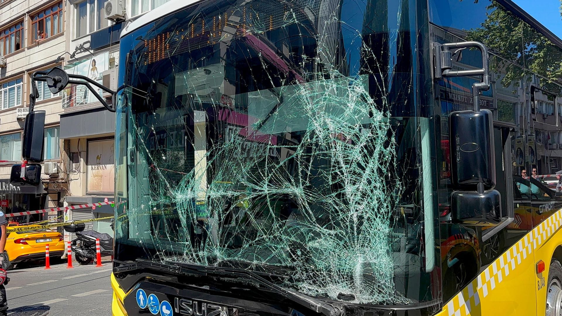 İETT Otobüsüyle Ambulans Çarpıştı: 5 Kişi Yaralandı