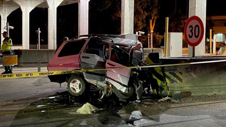 Tragic Accident in Adana: Car Turns into Wreck at TAG Highway Toll Booth