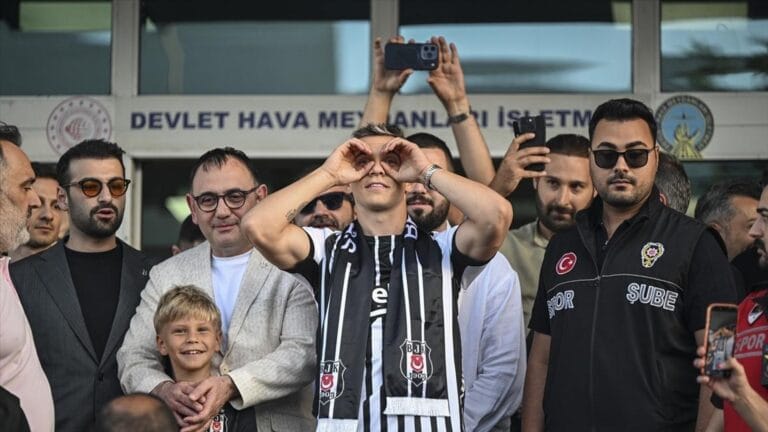 Beşiktaş's New Star Arrives in Istanbul: Leandro Trossard Receives a Warm Welcome