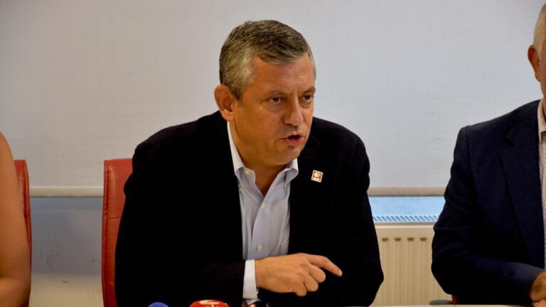 Özgür Özel’den Şaşırtan Hamle: Tazminat Cezalarını CHP’ye Ödetti